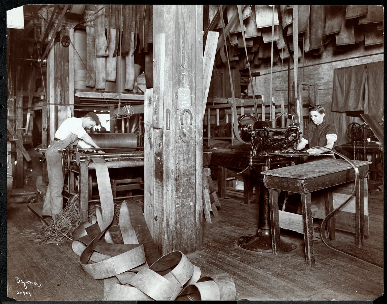 Indvendigt billede af mænd, der arbejder med læder på New York Leather Belting Co., New York, 1905 eller 1906 (sølv gelatinetryk) af Byron Company