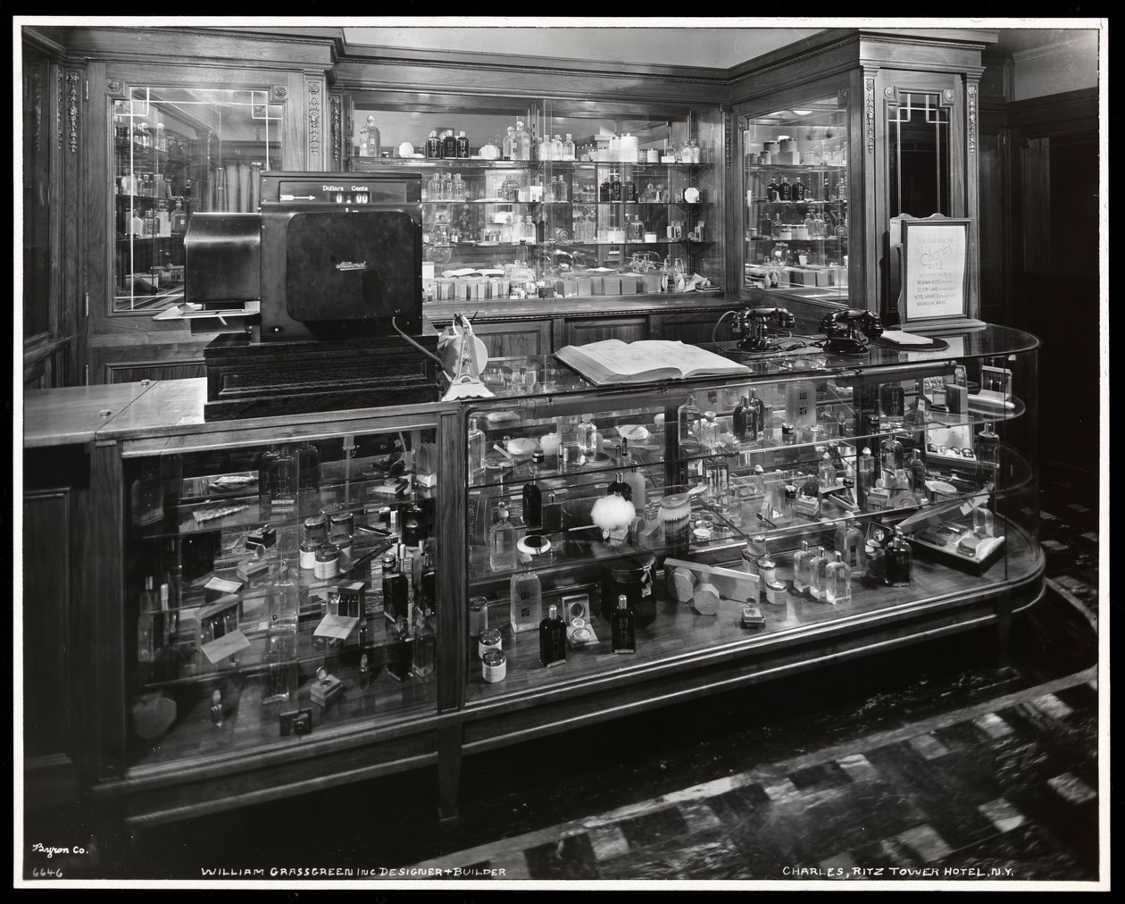 Indvendig udsigt af Charles of the Ritz skønhedssalon i Ritz Tower Hotel, Park Avenue og 57th Street, New York, 1932 (sølv gelatinetryk) af Byron Company