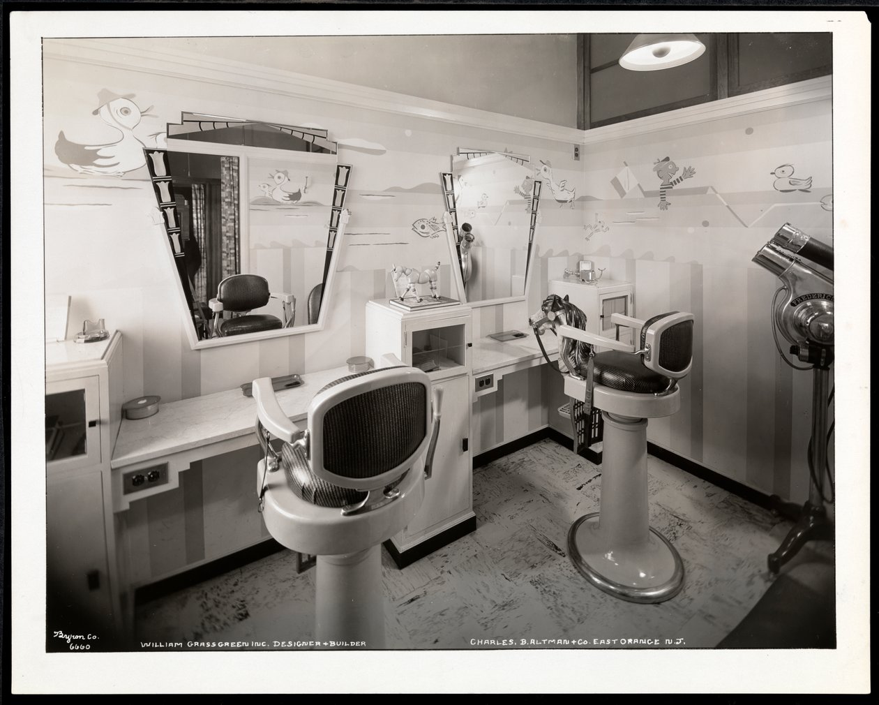 Indvendigt billede af børneklipperum hos Charles of the Ritz skønhedssalon i B. Altman und Co., New Jersey, 1932 (sølv gelatinetryk) af Byron Company