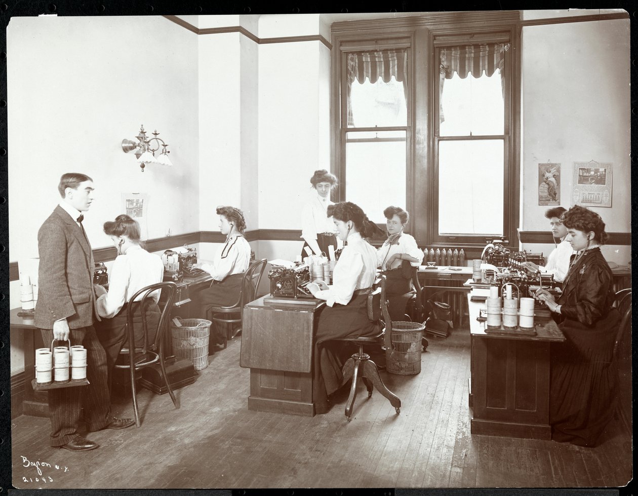 Indvendigt billede af kvinder ved dikterende maskiner på New York Edison Co., 55 Duane Street, New York, 1910 (sølv gelatinetryk) af Byron Company