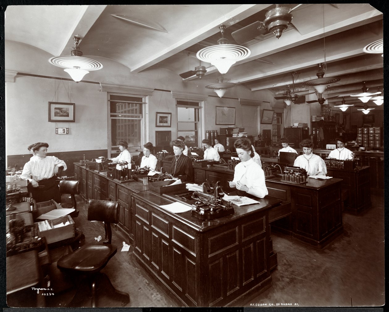 Indvendigt billede af kvinder ved dikterende maskiner på New York Edison Co. på 55 Duane Street, New York, 1905 (sølv gelatinetryk) af Byron Company