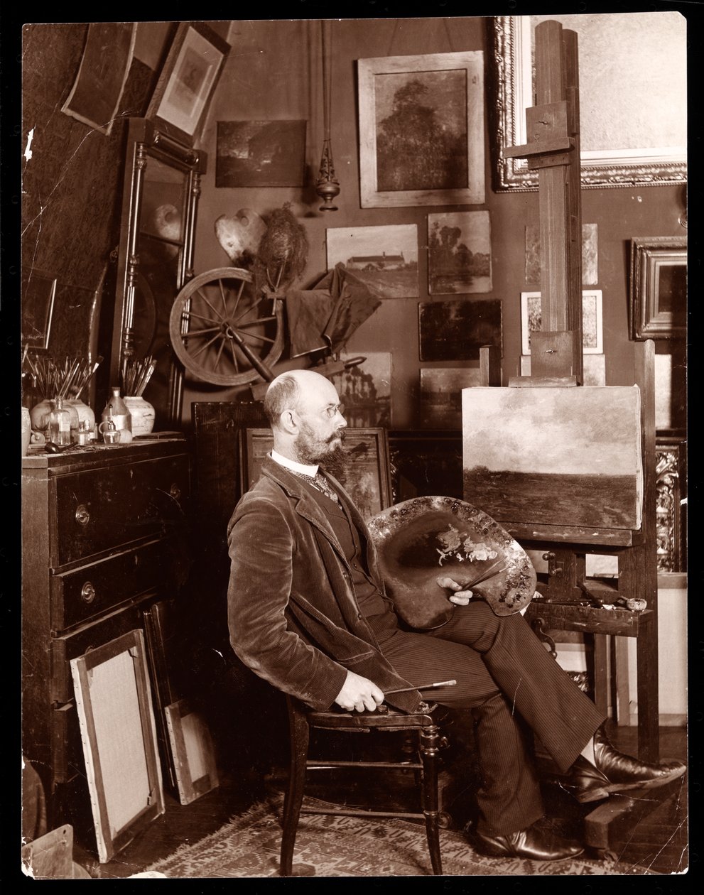 John Francis Murphy i sit atelier på The Chelsea, West 23rd Street, New York, ca. 1895 (sølvgelatineprint) af Byron Company