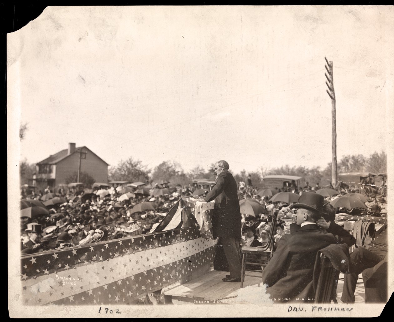 Joseph Jefferson taler til en folkemængde samlet ved indvielsen af skuespillerens hjem i West New Brighton, Staten Island, New York, 1902 (sølv gelatinetryk) af Byron Company