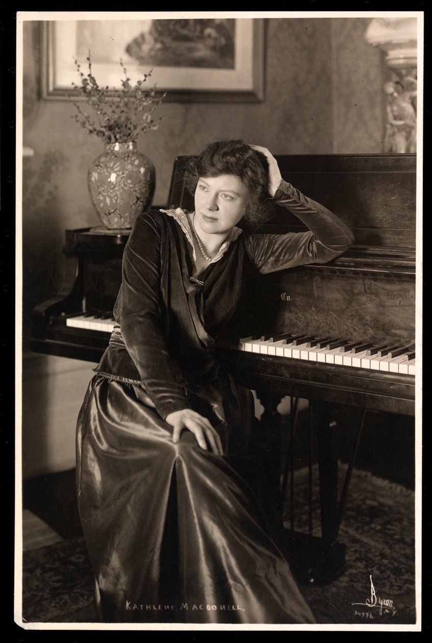 Kathleen MacDonell, ca. 1914 (sølv gelatinetryk) af Byron Company