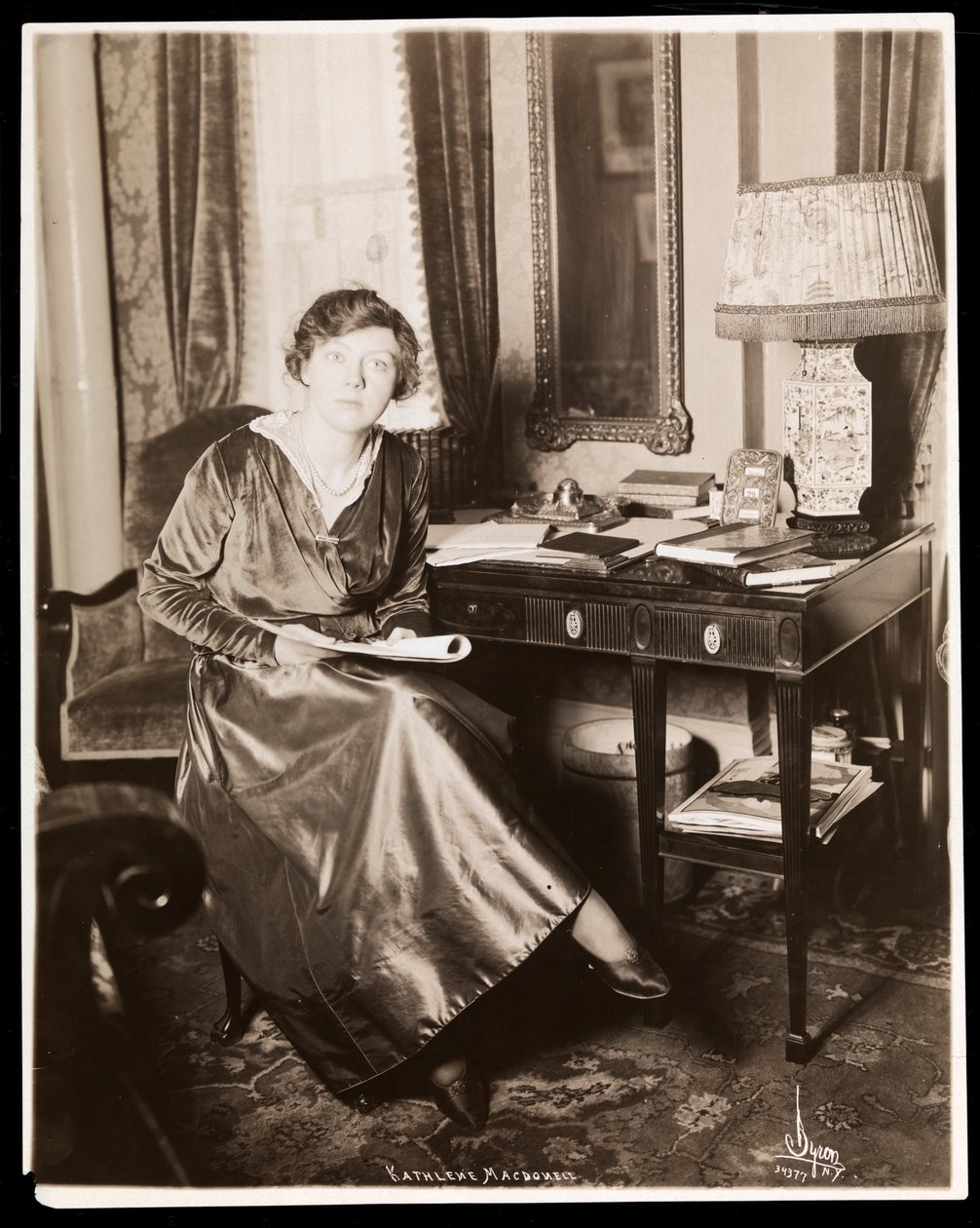 Kathleen MacDonell, ca. 1914 (sølv gelatinetryk) af Byron Company