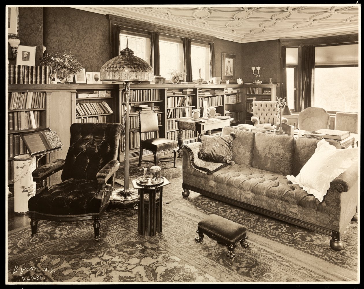 Bibliotek i Thomas Edisons hjem, 1907 (sølv gelatinetryk) af Byron Company