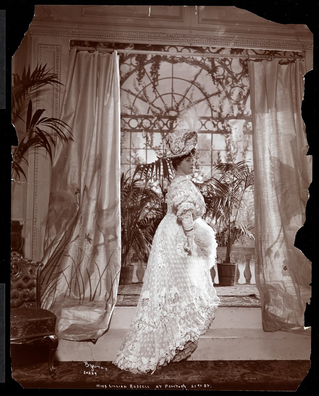 Lillian Russell i kostume på settet til en produktion på Proctor