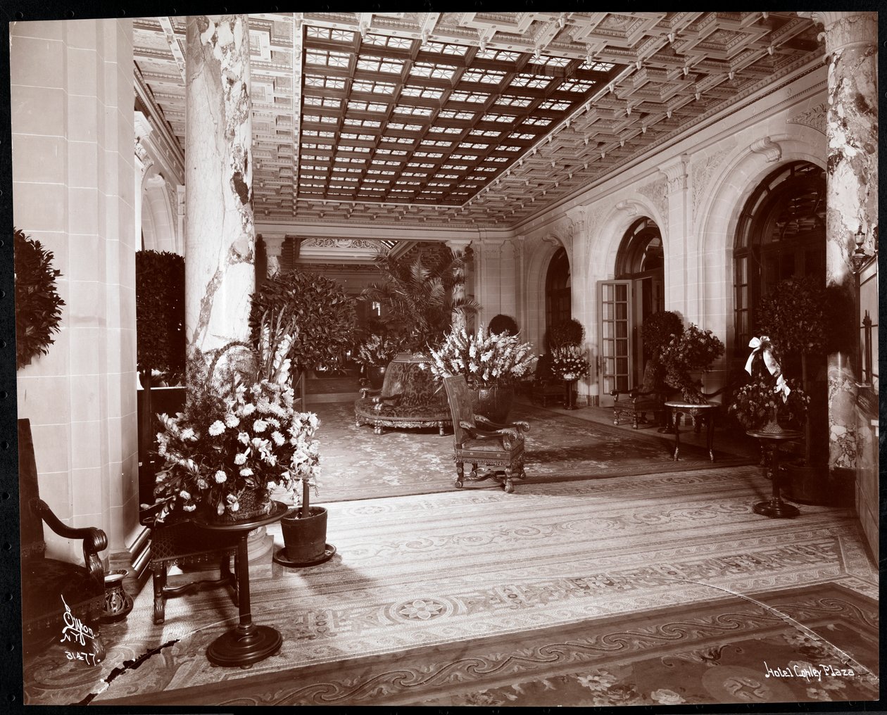 Lobbyen på Copley Plaza hotel, Boston, 1912 eller 1913 (sølvgelatineprint) af Byron Company