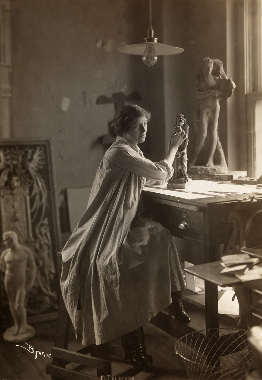 Mabel Taliaferro arbejder på en skulptur i sit atelier, New York, ca. 1916 (sølv gelatinetryk) af Byron Company