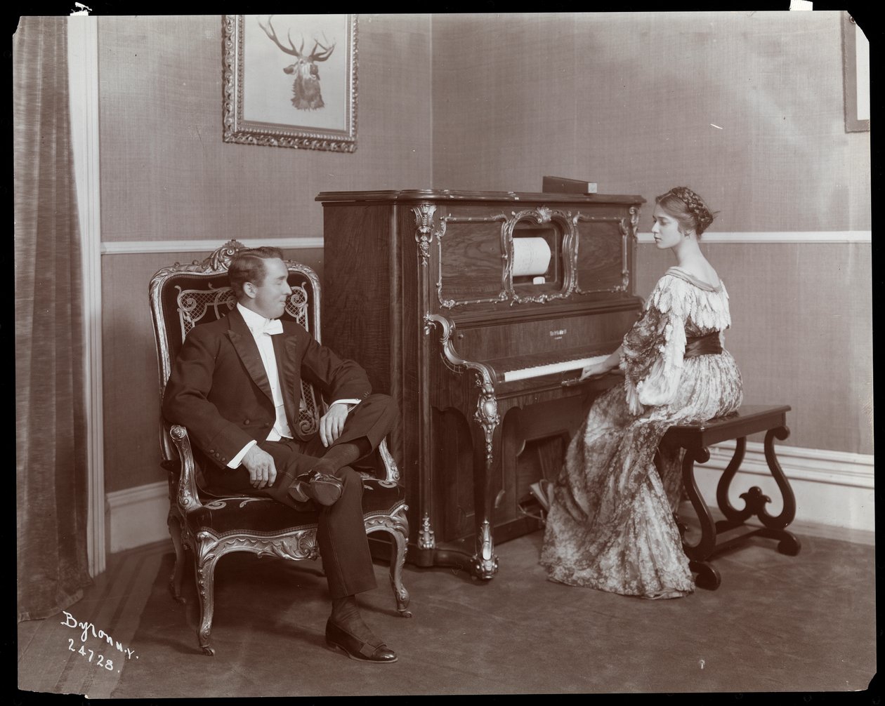 Mand og kvinde spiller klaver, New York, 1907 (sølv gelatinetryk) af Byron Company