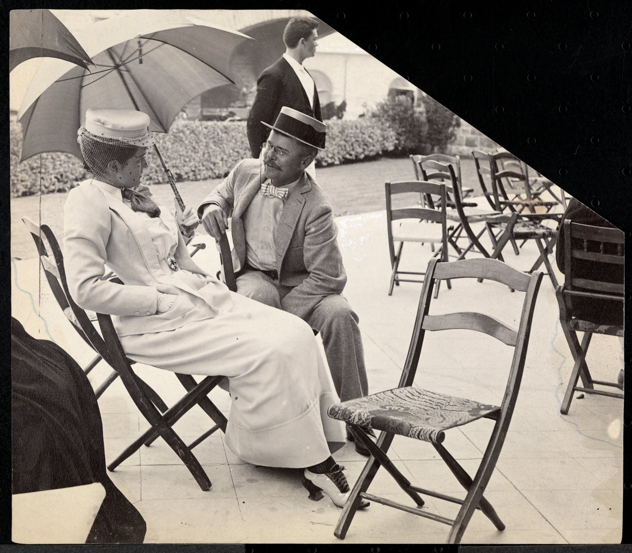 Mand og kvinde siddende udenfor på klapstole med kvinde, der holder en parasol, Narragansett, Rhode Island, 1891 (sølv gelatinetryk) af Byron Company