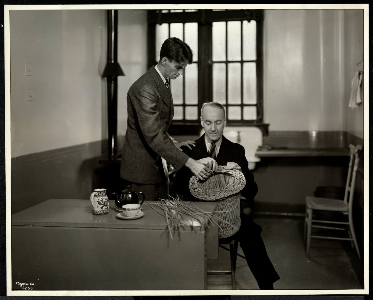 Mand underviser en anden mand i at lave kurve ved New York Association for the Blind, 111 East 59th Street, New York, 1931 (sølv gelatinetryk) af Byron Company
