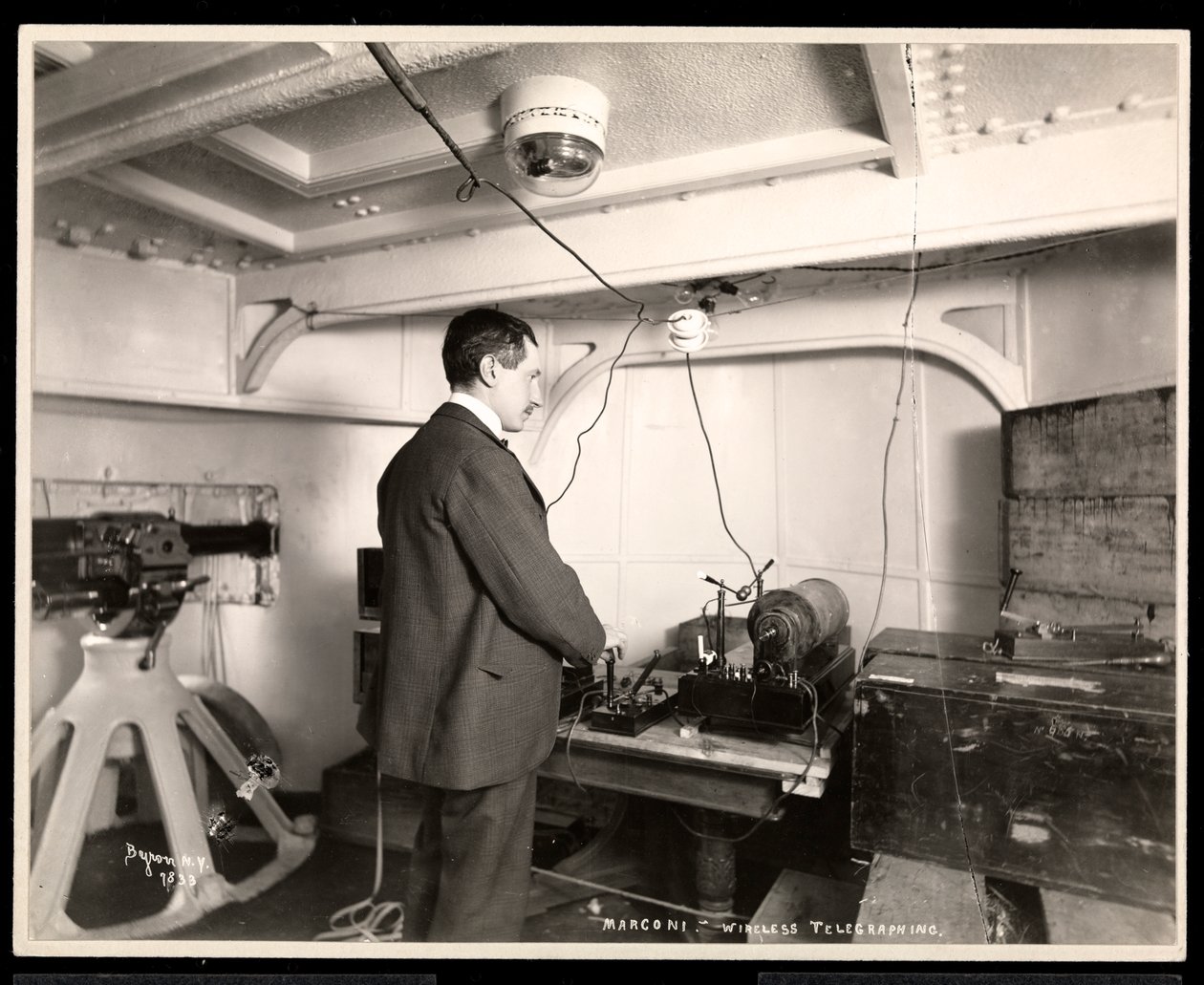 Marconi og hans trådløse telegrafapparat, 1899-1900 (sølv gelatinetryk) af Byron Company