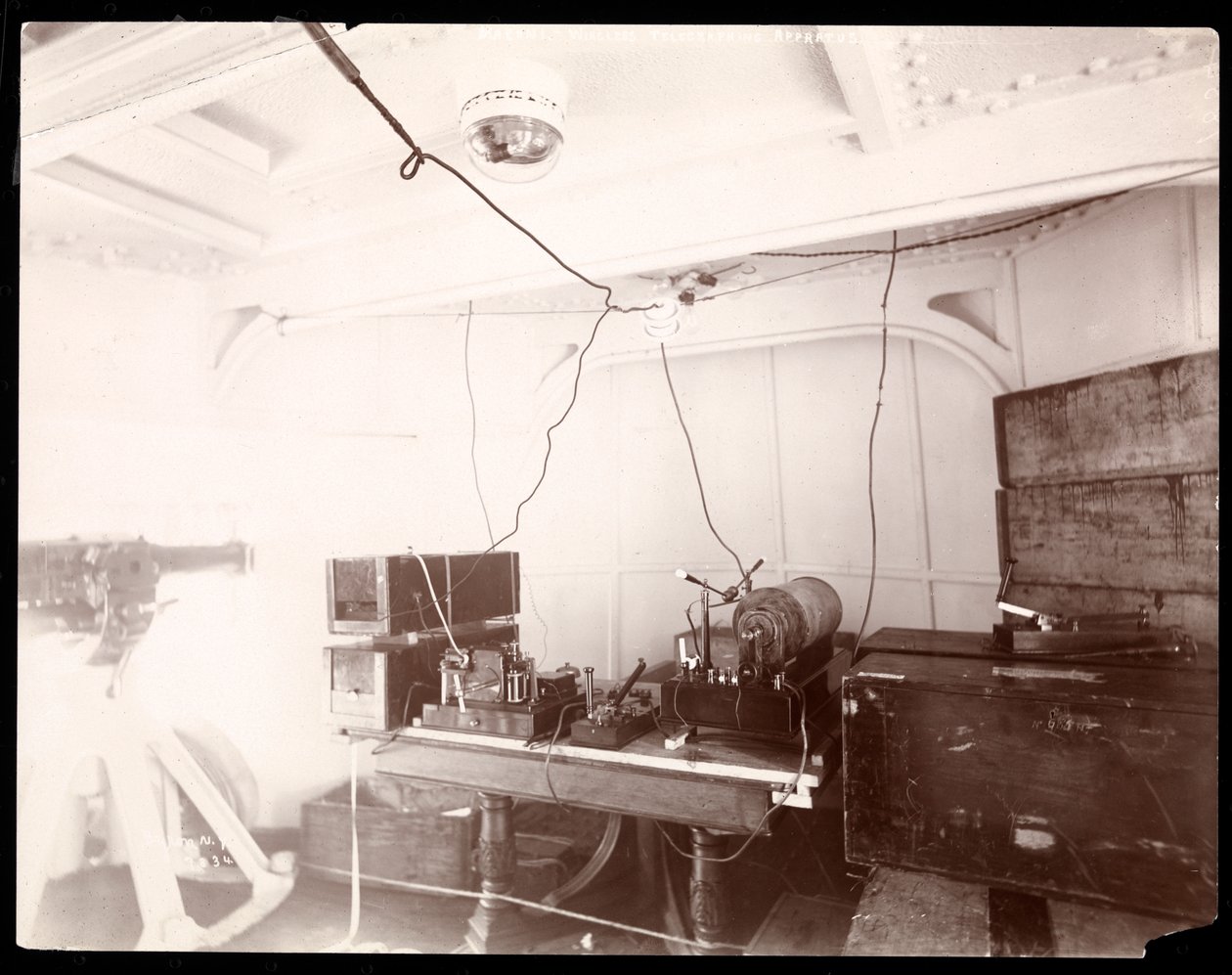 Marconis trådløse telegrafiapparat, 1899-1900 (sølvgelatineprint) af Byron Company