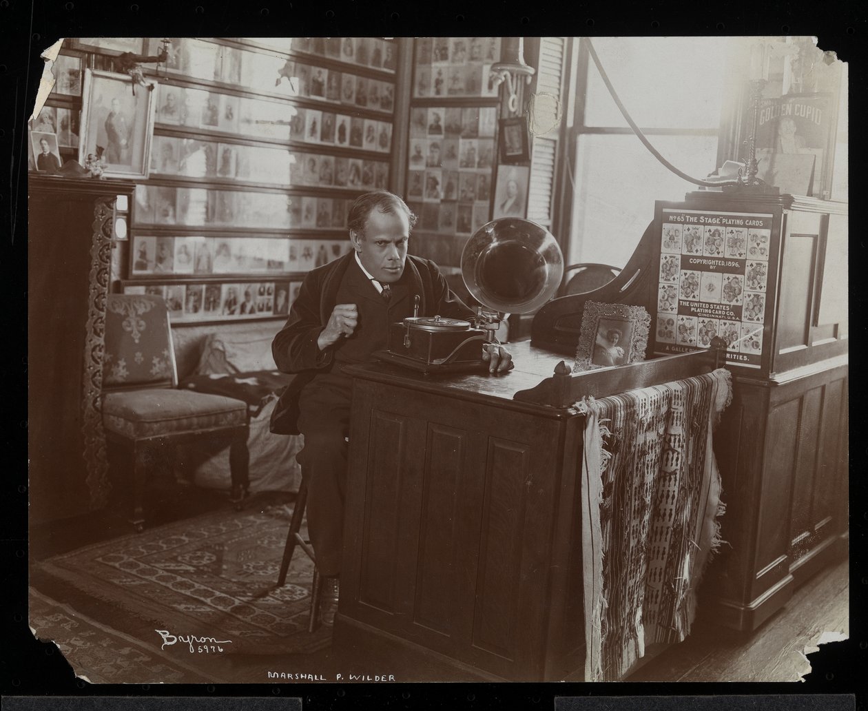 Marshall P. Wilder lytter til en plade på en victrola på sit kontor, 1898-99 (sølvgelatineprint) af Byron Company