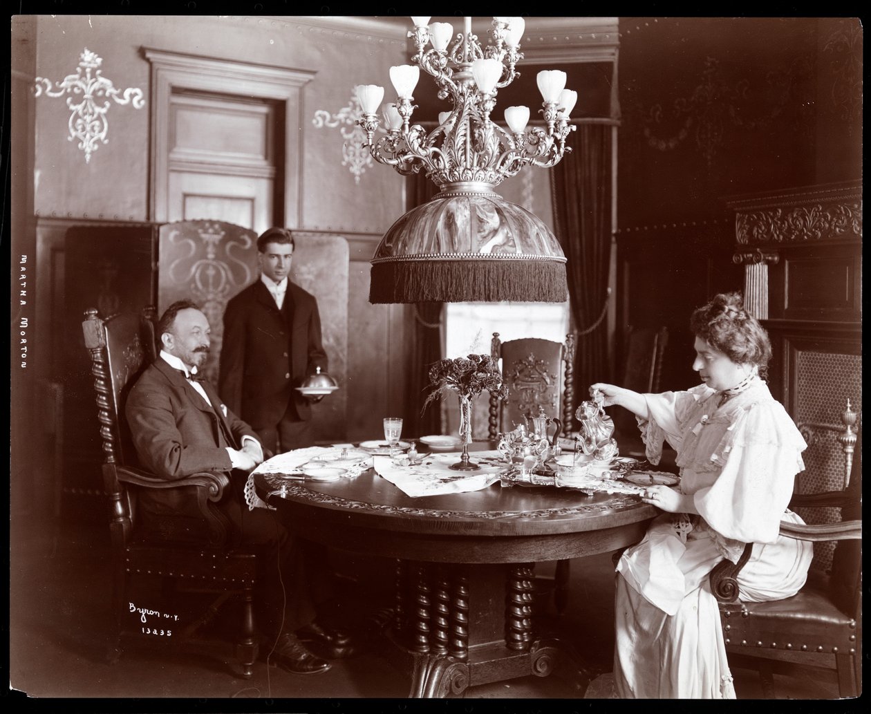Martha Morton hjemme, 1902 (sølv gelatinetryk) af Byron Company