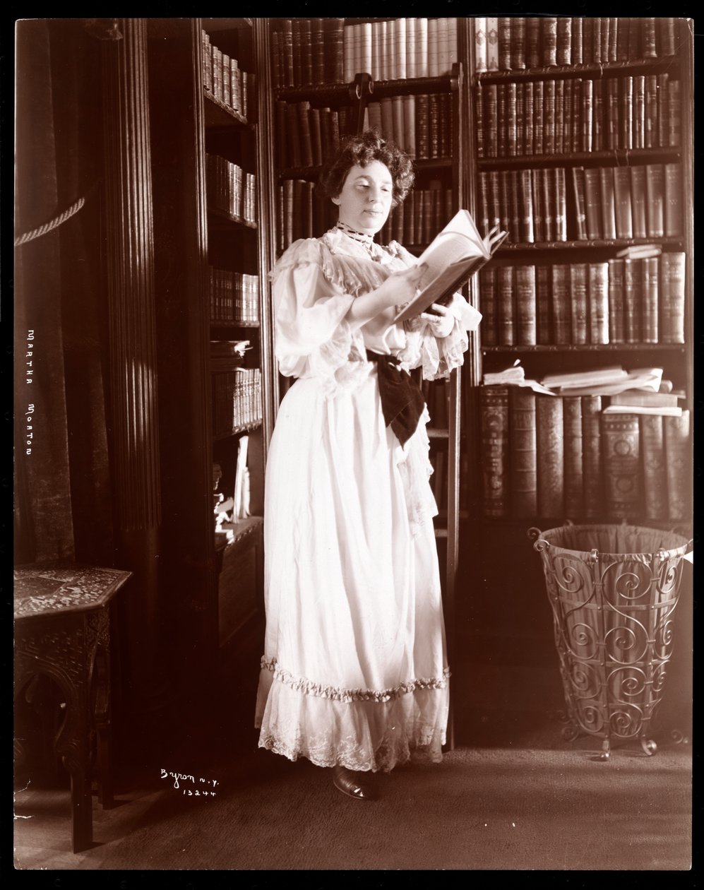 Martha Morton i hendes bibliotek, 1902 (sølv gelatinetryk) af Byron Company