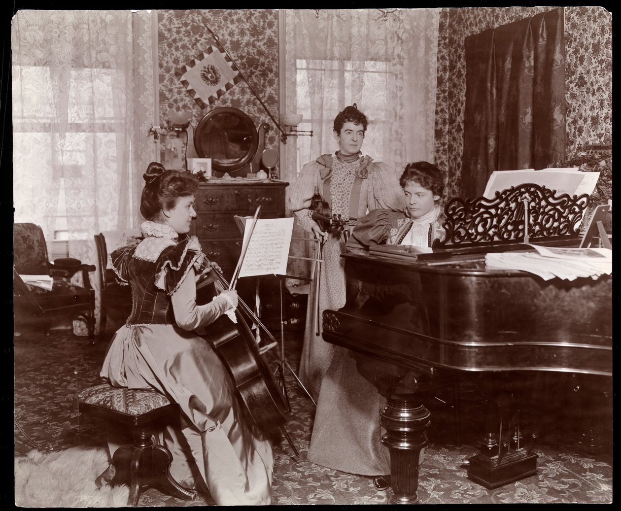 Maud Powell og to akkompagnatorer, ca. 1896 (sølvgelatineprint) af Byron Company