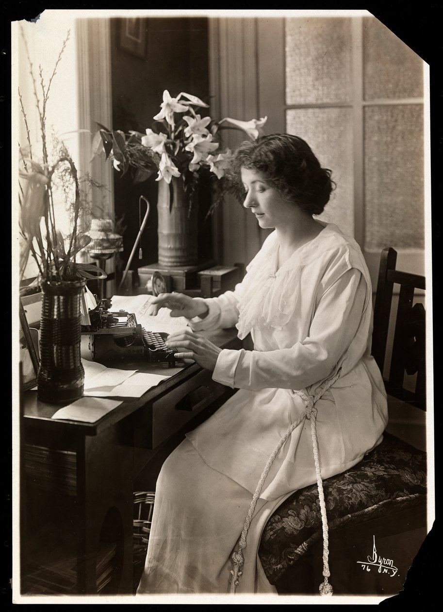 Maude Fealy siddende ved en skrivemaskine, ca. 1915 (sølv gelatinetryk) af Byron Company