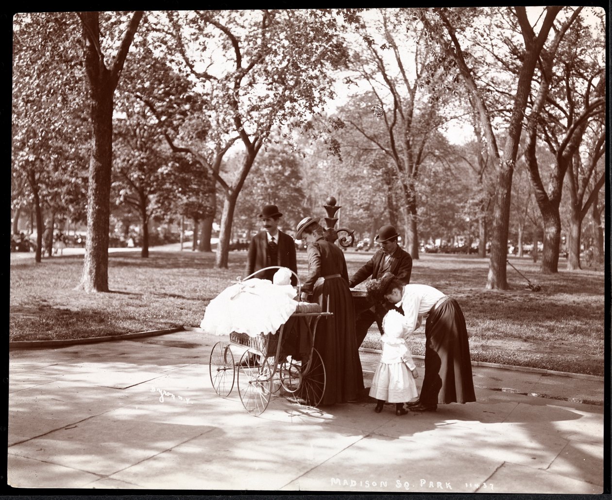 Mænd og kvinder med børn ved en drikkefontæne i Madison Square Park, New York, 1898 (sølv gelatinetryk) af Byron Company