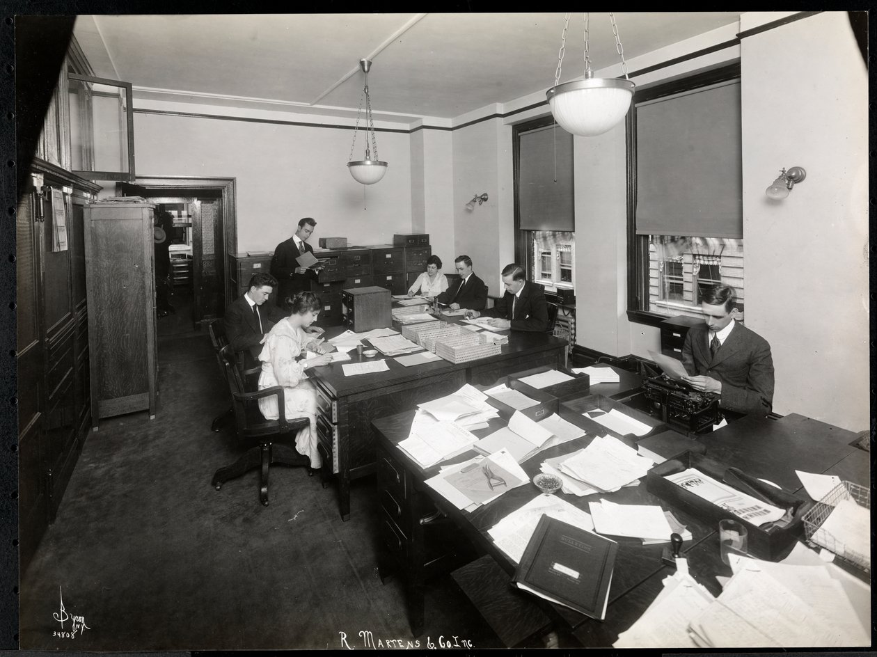 Mænd og kvinder arbejder på eksport- og arkiveringskontoret hos R. Martens und Co. Inc., New York, 1916-17 (sølvgelatineprint) af Byron Company