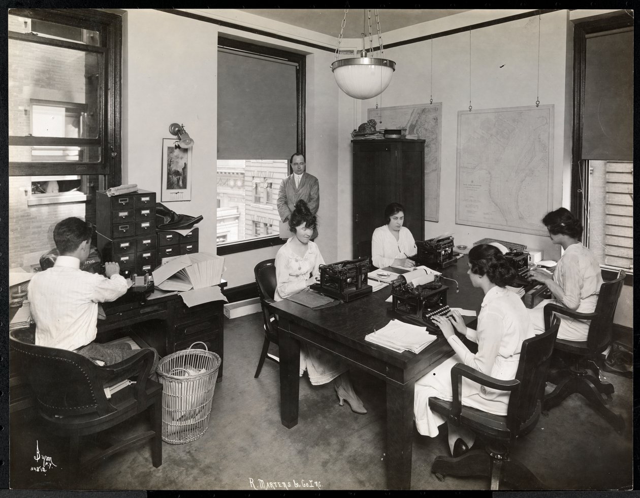 Mænd og kvinder, der arbejder i stenografafdelingen hos R. Martens und Co. Inc., New York, 1916 eller 1917 (sølv gelatinetryk) af Byron Company