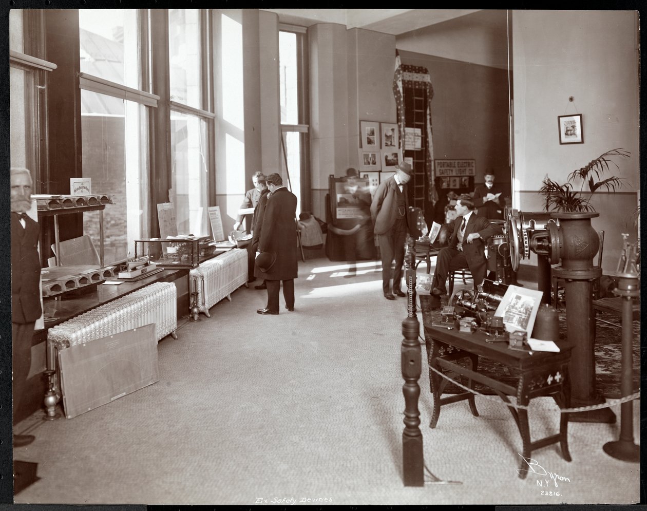 Mænd ved en udstilling af sikkerhedsanordninger på American Institute of Social Service, New York, 1906-07 (sølv gelatinetryk) af Byron Company