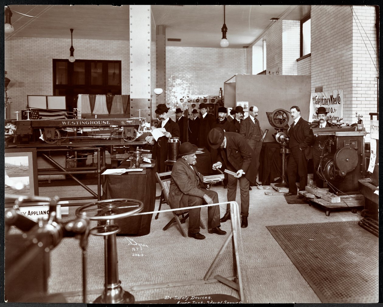 Mænd ved en udstilling af sikkerhedsanordninger på American Institute of Social Service, New York, 1906-07 (sølv gelatinetryk) af Byron Company