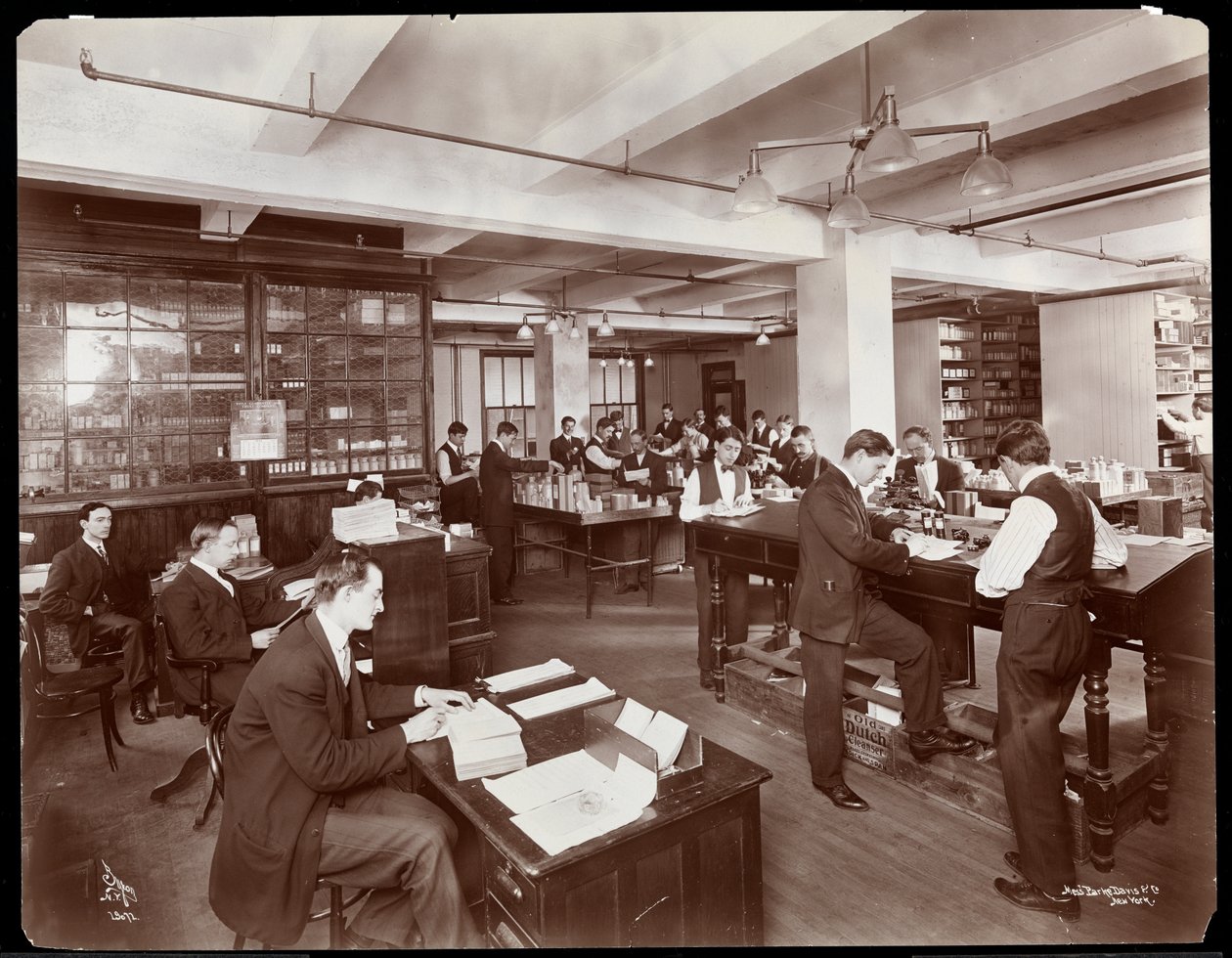 Mænd, der udfylder ordrer på et kontor i Parke, Davis und Co., kemikere, Hudson und Vestry Streets, New York, 1910 (sølv gelatinetryk) af Byron Company