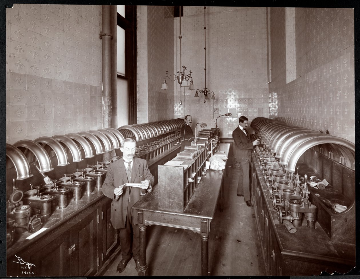 Mænd sender post ud fra et transportrum med luftrør i Metropolitan Life Insurance Co. på 23rd Street og Madison Avenue, New York, 1907 (sølvgelatineprint) af Byron Company