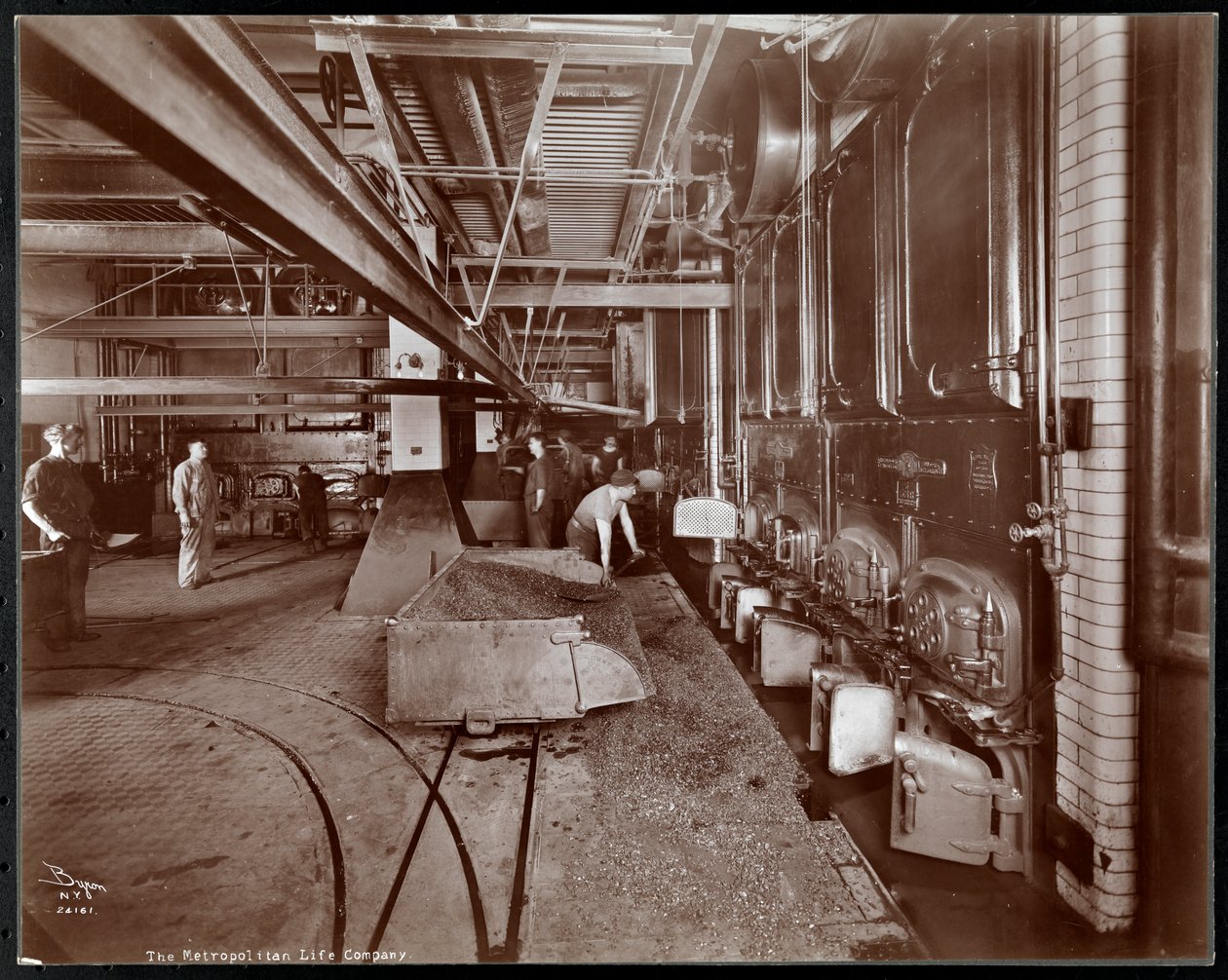 Mænd, der skovler kul ind i ovnkedlerne hos Metropolitan Life Insurance Co. på 23rd Street og Madison Avenue, New York, 1907 (sølv gelatinetryk) af Byron Company