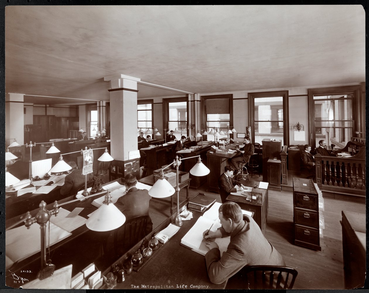 Mænd, der arbejder på et kontor hos Metropolitan Life Insurance Co. på 23rd Street og Madison Avenue, New York, 1907 (sølv gelatinetryk) af Byron Company