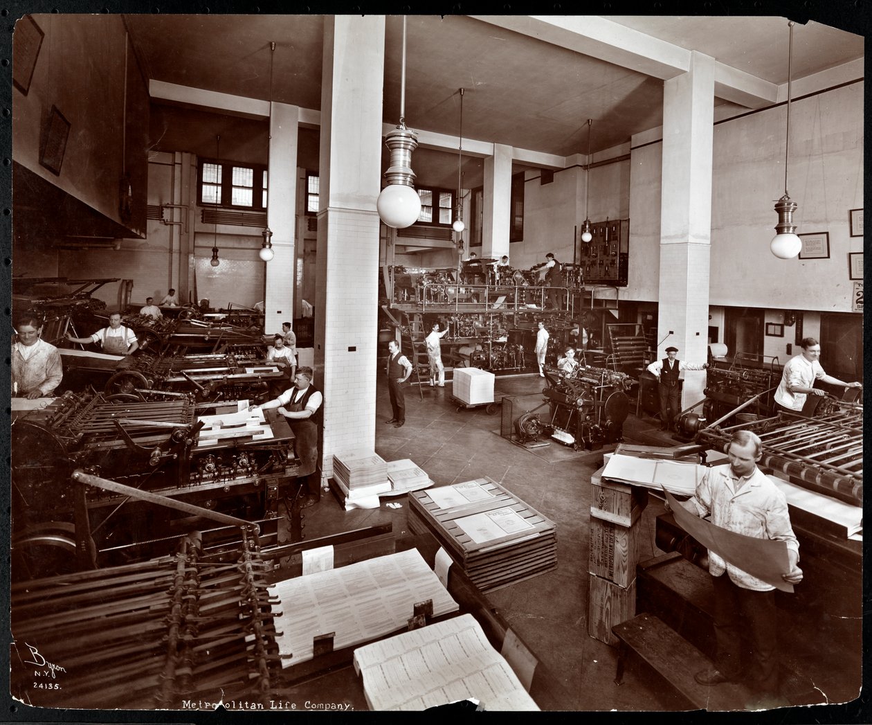 Mænd, der arbejder på trykkeriet hos Metropolitan Life Insurance Co. på 23rd Street og Madison Avenue, New York, 1907 (sølv gelatinetryk) af Byron Company