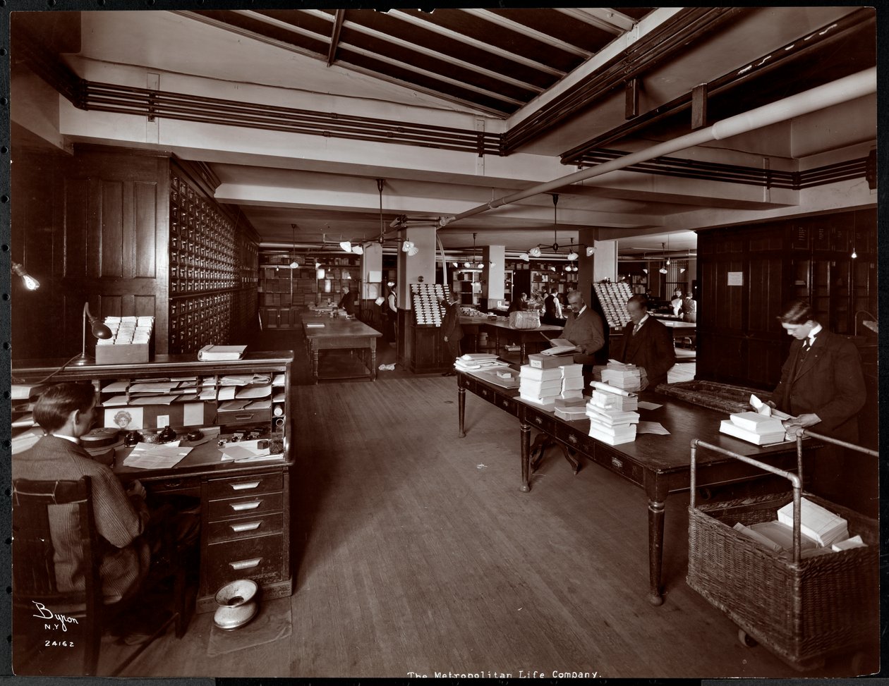 Mænd, der arbejder i, hvad der ser ud til at være et sorteringsrum hos Metropolitan Life Insurance Co. på 23rd Street og Madison Avenue, New York, 1907 (sølv gelatinetryk) af Byron Company