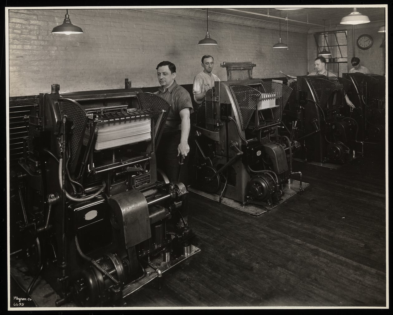 Mænd, der arbejder med trykkemaskiner hos Unz und Co., 24 Beaver Street, New York, 1932 (sølv gelatinetryk) af Byron Company