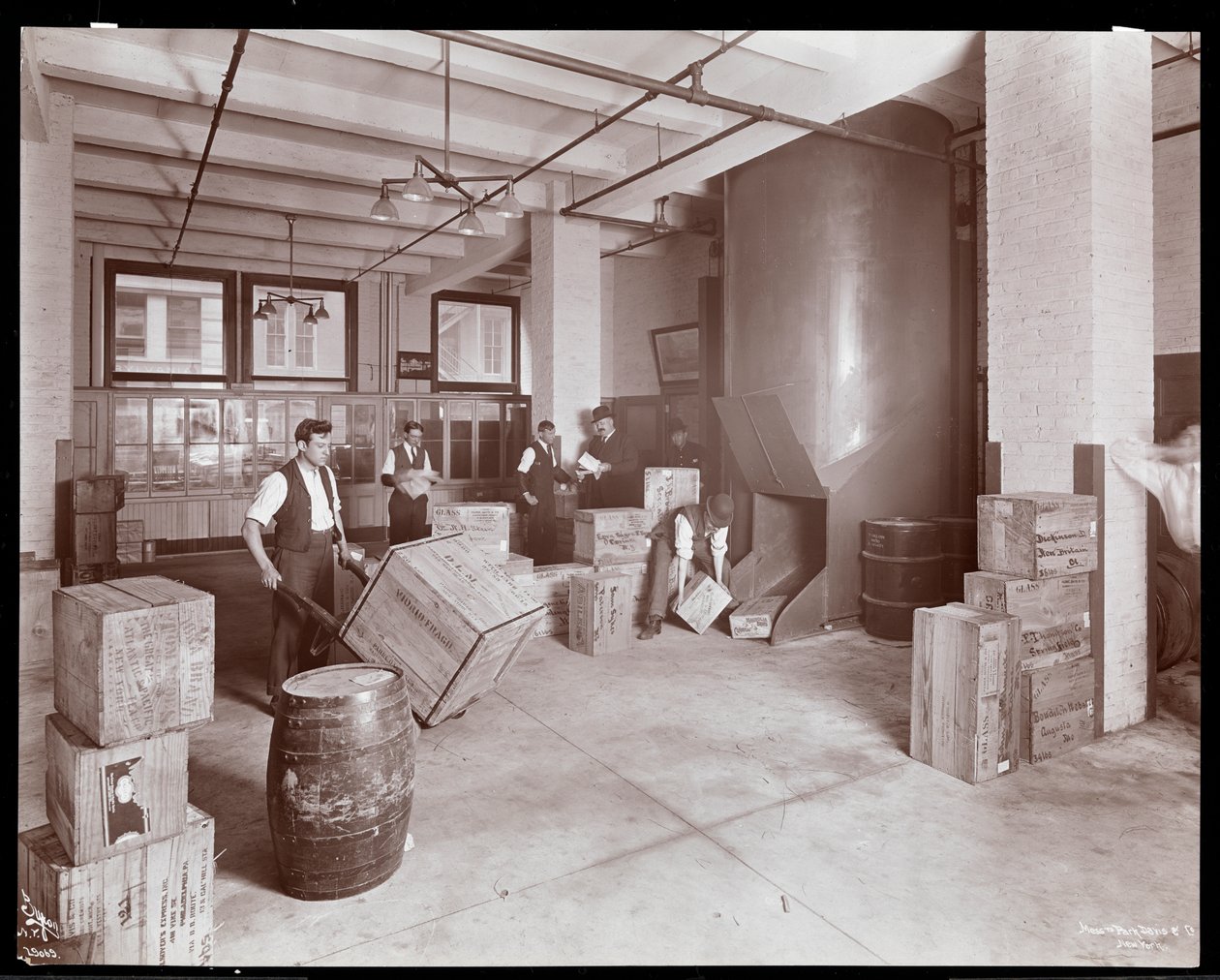 Mænd, der arbejder med kasser i forsendelsesafdelingen i Parke, Davis und Co., kemikere, Hudson und Vestry Streets, New York, 1910 (sølv gelatinetryk) af Byron Company