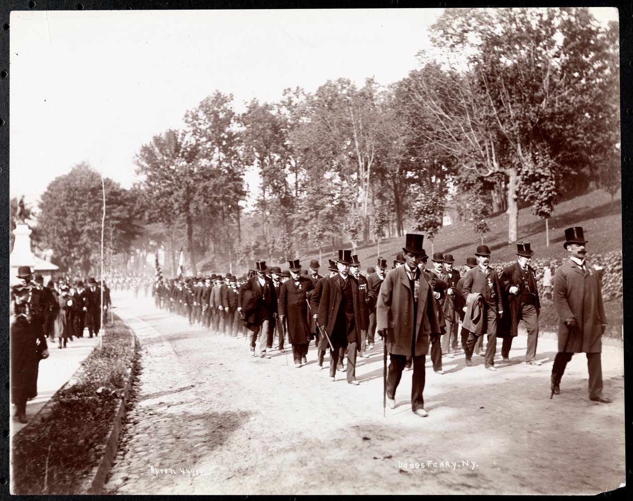 Militærparade med uniformerede mænd i højhatte i Dobbs Ferry, New York, 1898 (sølv gelatinetryk) af Byron Company
