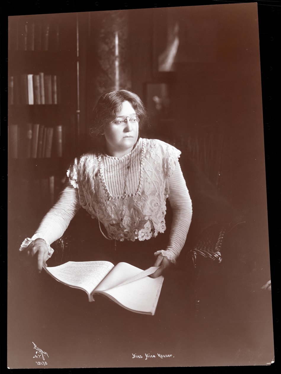 Miss Alice Kauser, 1910 (sølv gelatinetryk) af Byron Company