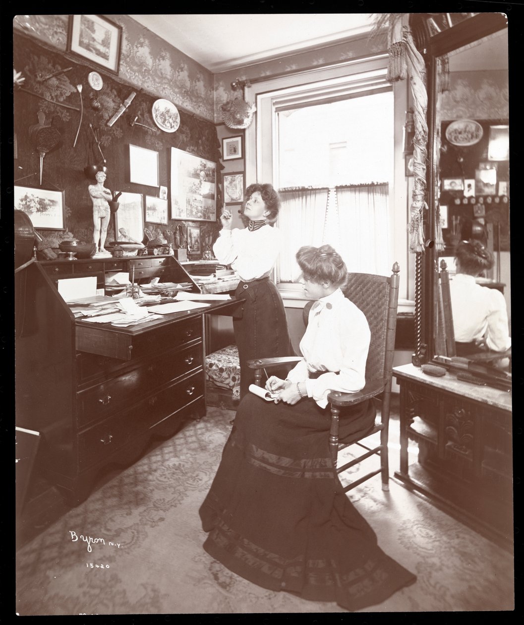 Frøken Margaret Mayo og veninde, 1903 (sølv gelatinetryk) af Byron Company