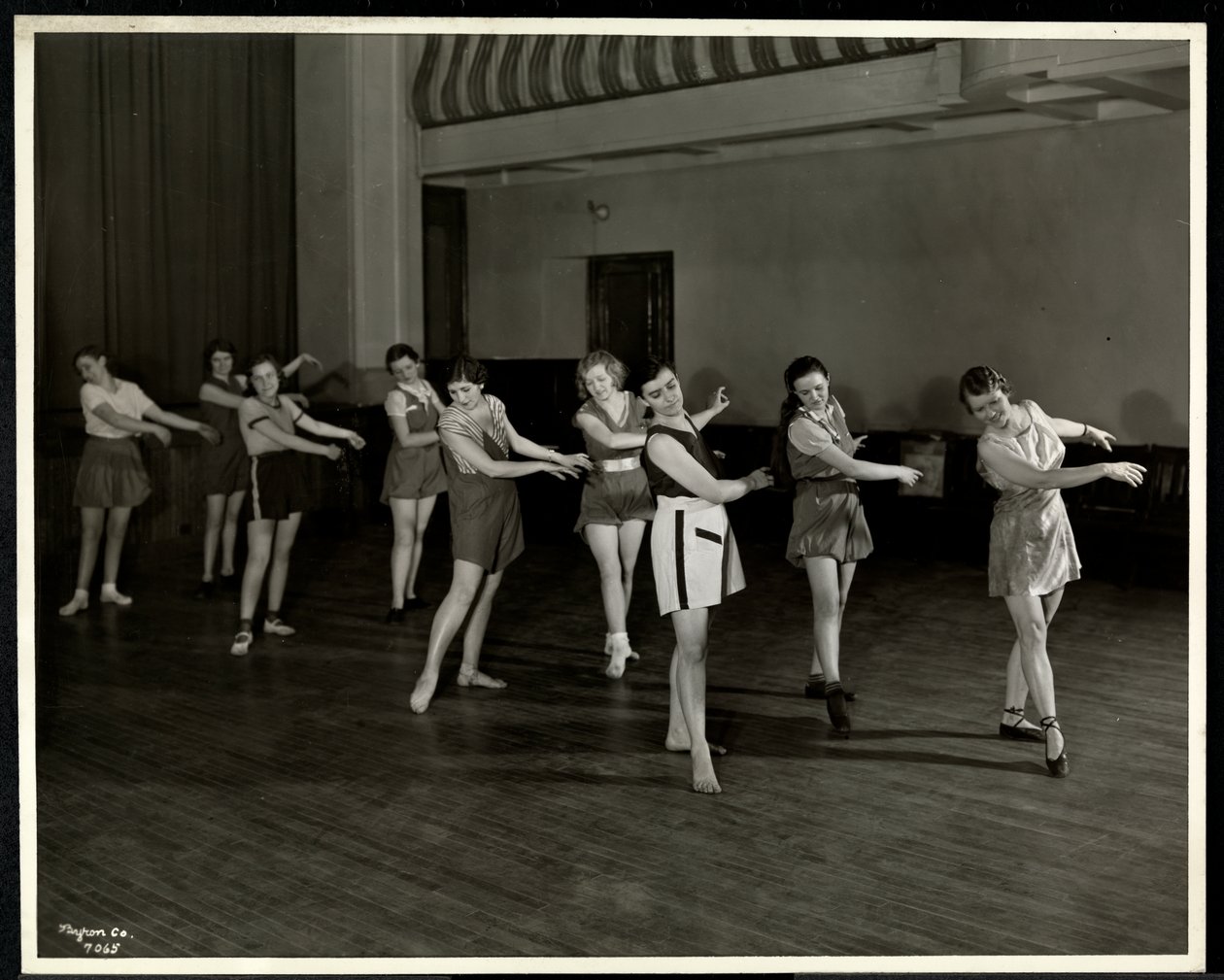 Mrs. Dean og otte dansende piger i gymnastiksalen i New York Association for the Blind, 111 East 59th Street, New York, 1935 (sølv gelatinetryk) af Byron Company
