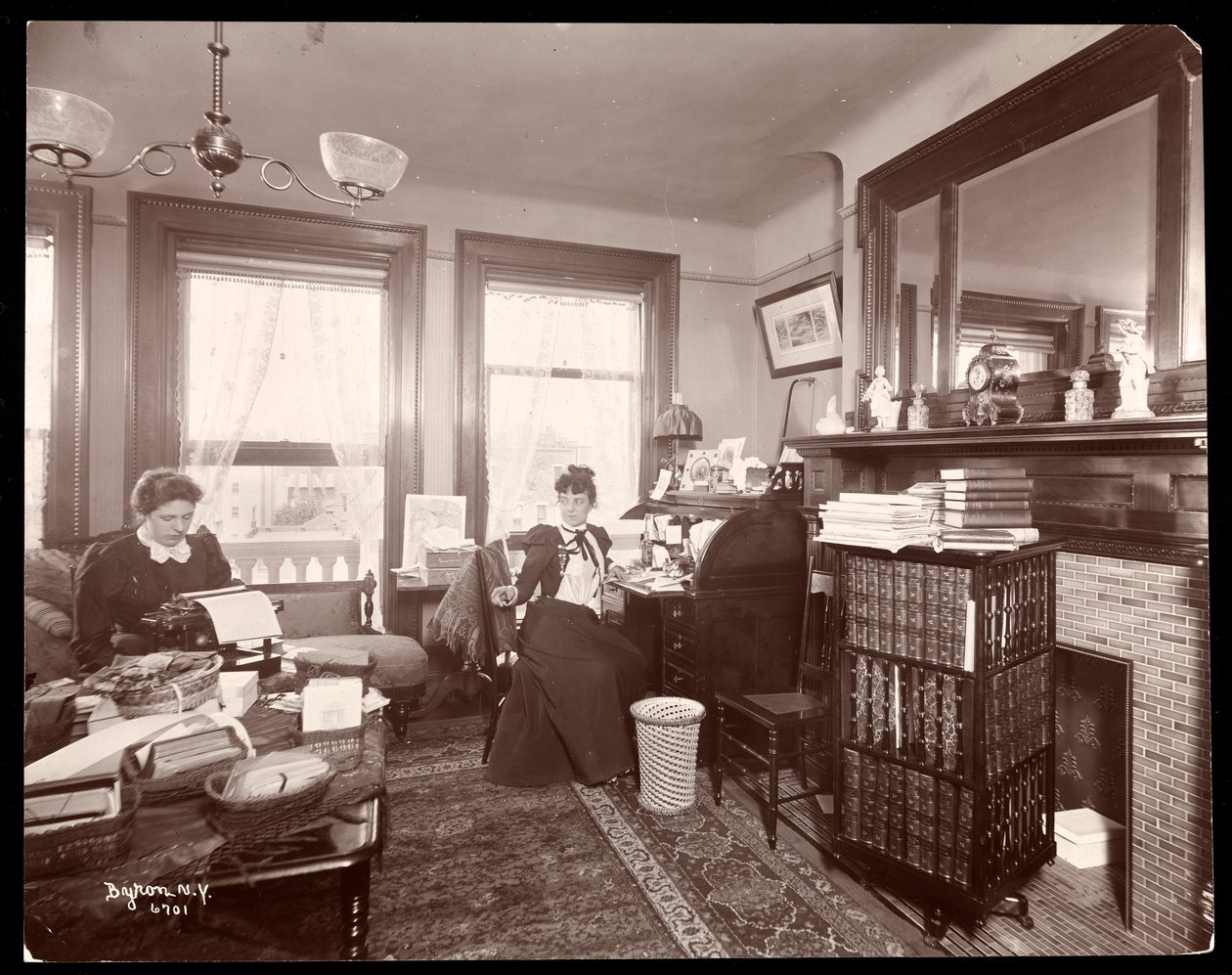 Fru Florence Clinton Sutro og en maskinskriver i hendes hjem på 320 West 102nd Street, New York, 1899 (sølv gelatinetryk) af Byron Company
