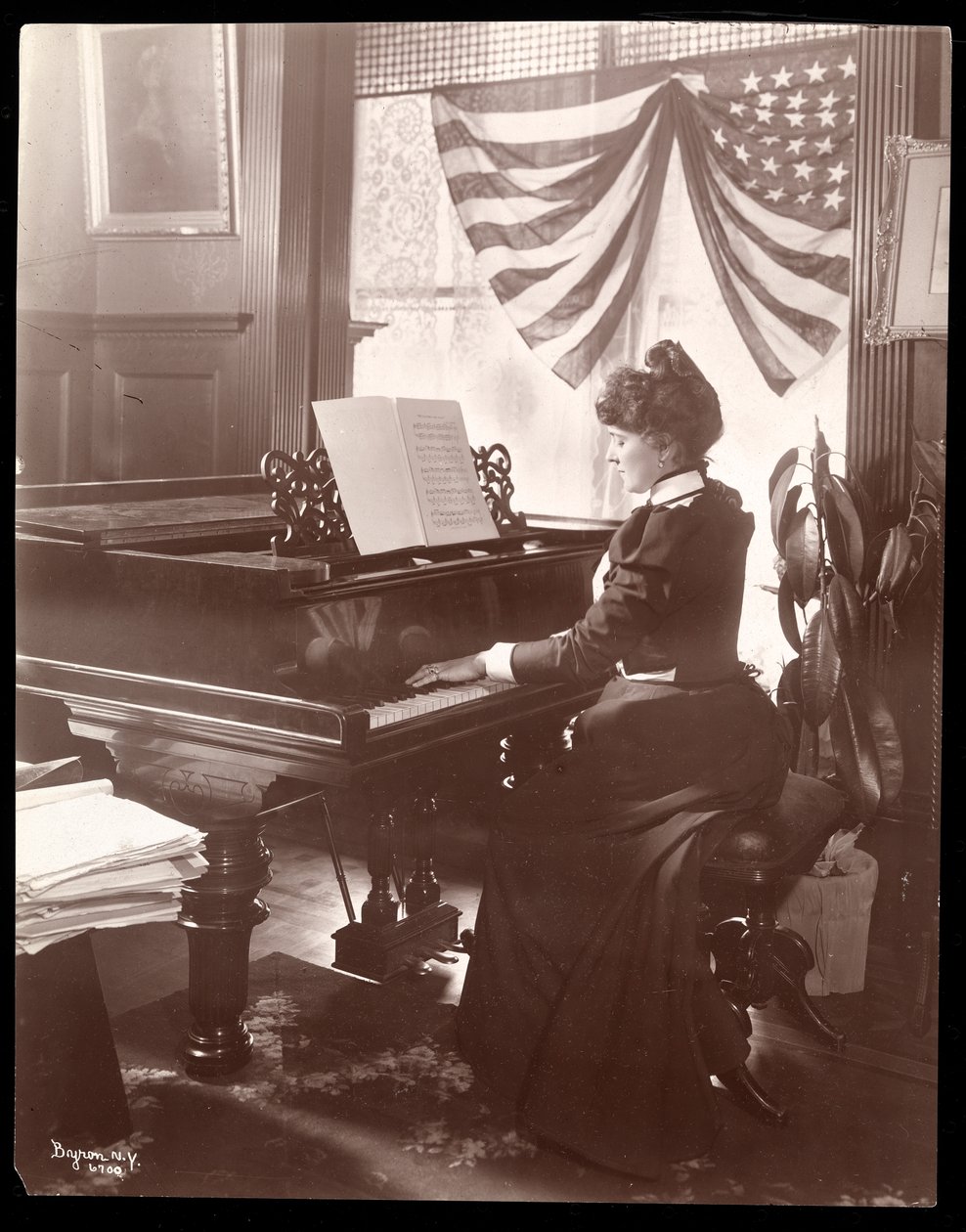 Mrs. Florence Clinton Sutro spiller klaver i sit hjem på 320 West 102nd Street, New York, 1899 (sølvgelatineprint) af Byron Company