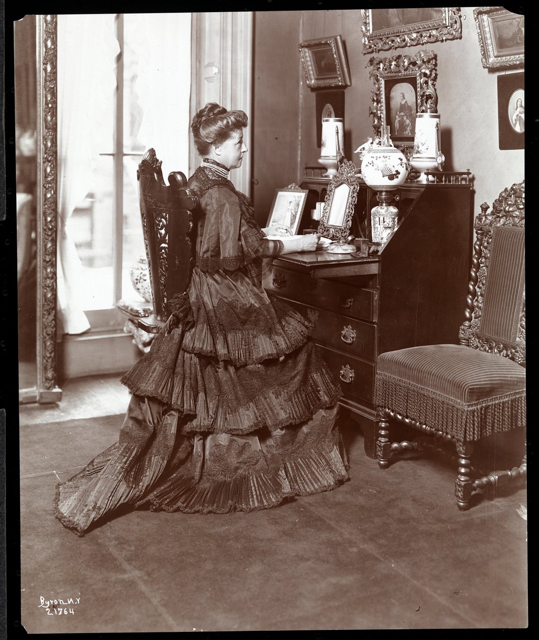 Fru K. Duer ved sit skrivebord, New York, 1906 (sølv gelatinetryk) af Byron Company