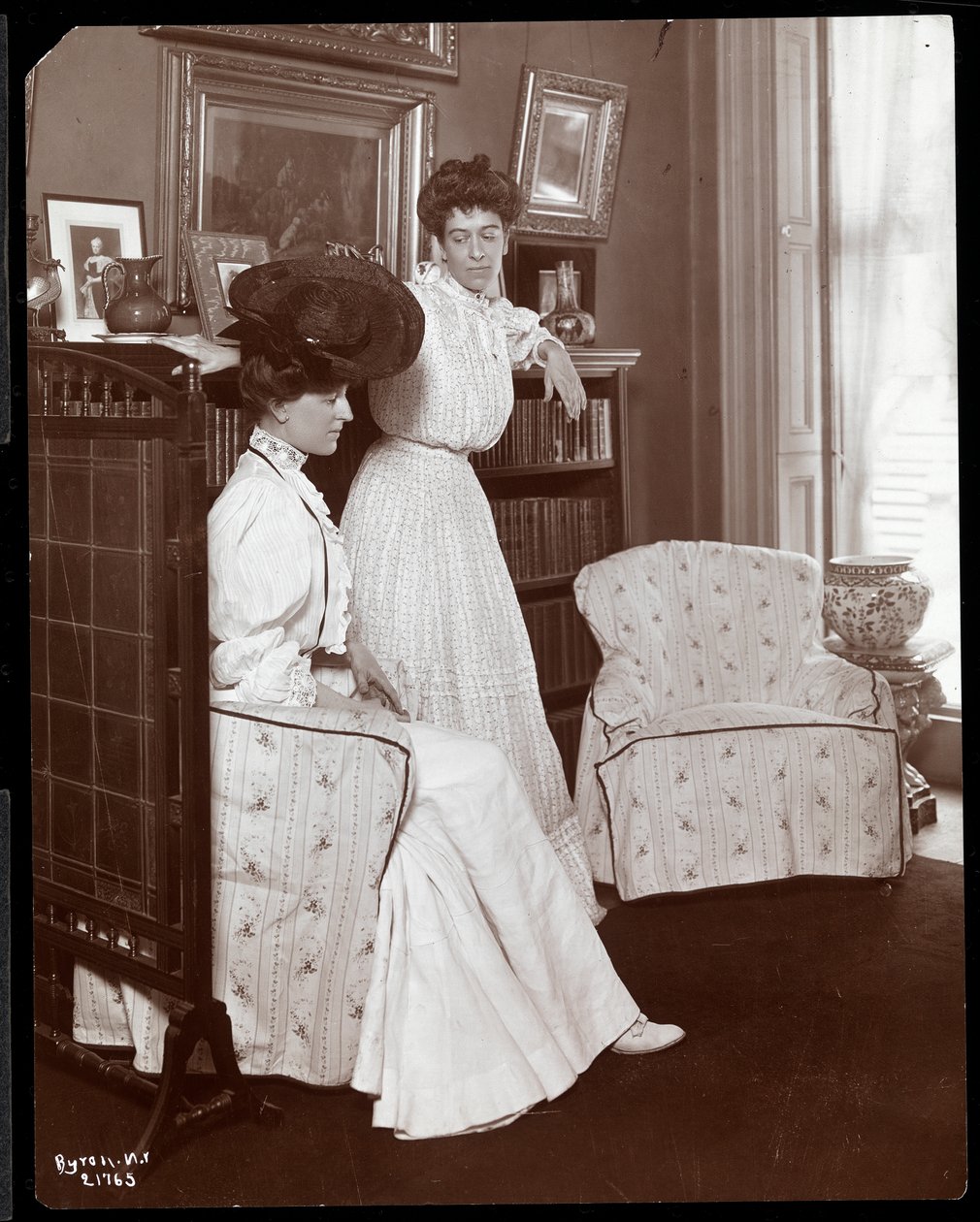 Fru K. Duer, siddende, med en datter, New York, 1906 (sølv gelatinetryk) af Byron Company