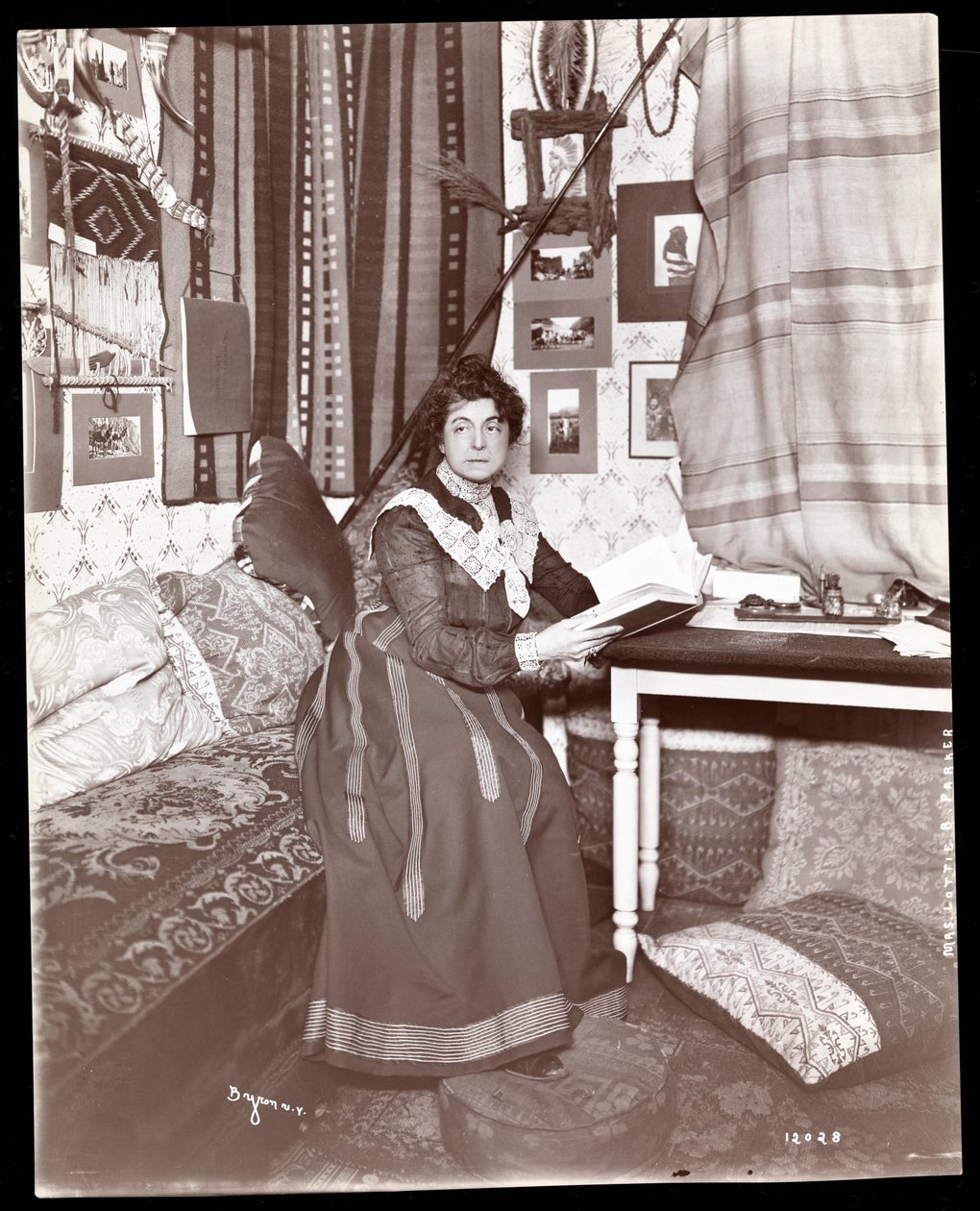 Mrs. Lottie B. Parker, 1901 (sølv gelatinetryk) af Byron Company