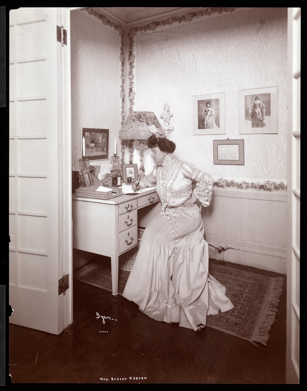 Mrs. Robert Osborn, 1902 (sølvgelatineprint) af Byron Company