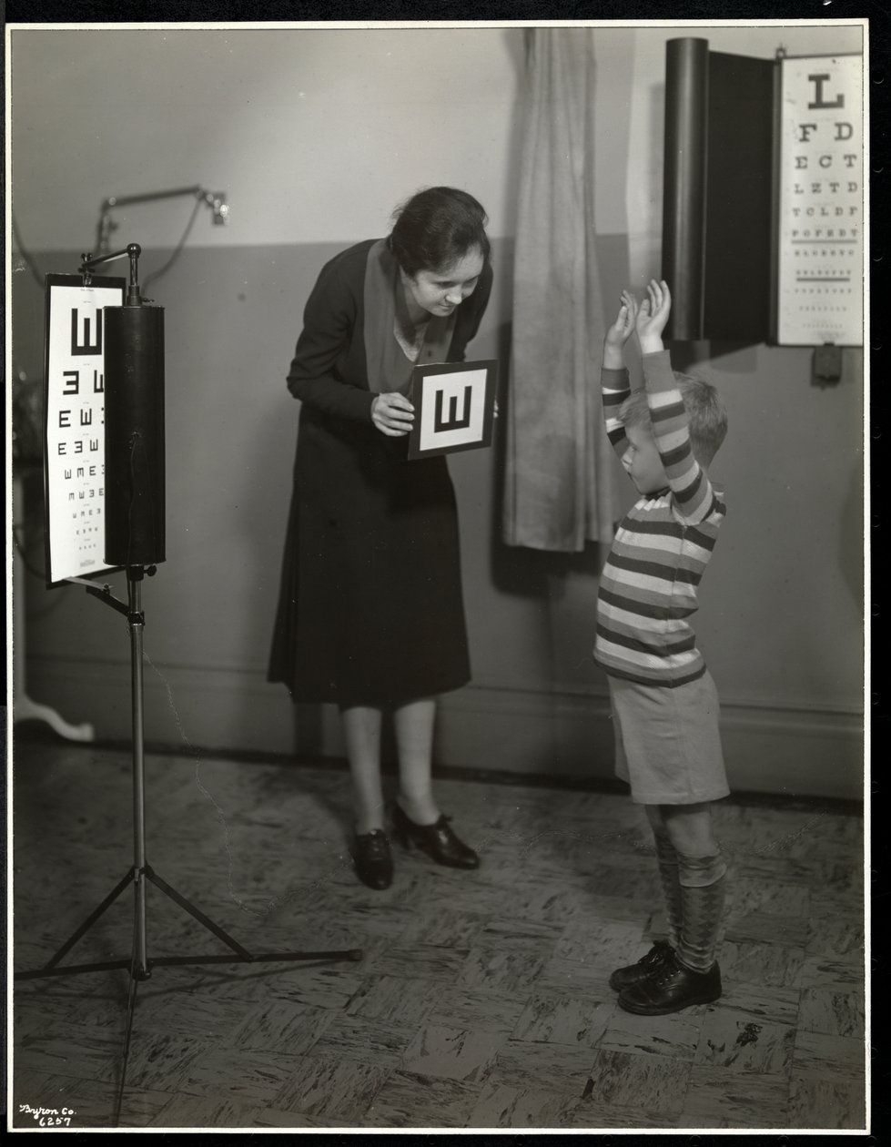 Sygeplejerske og en dreng under en synsprøve på New York Association for the Blind, 111 East 59th Street, New York, 1930 (sølvgelatineprint) af Byron Company