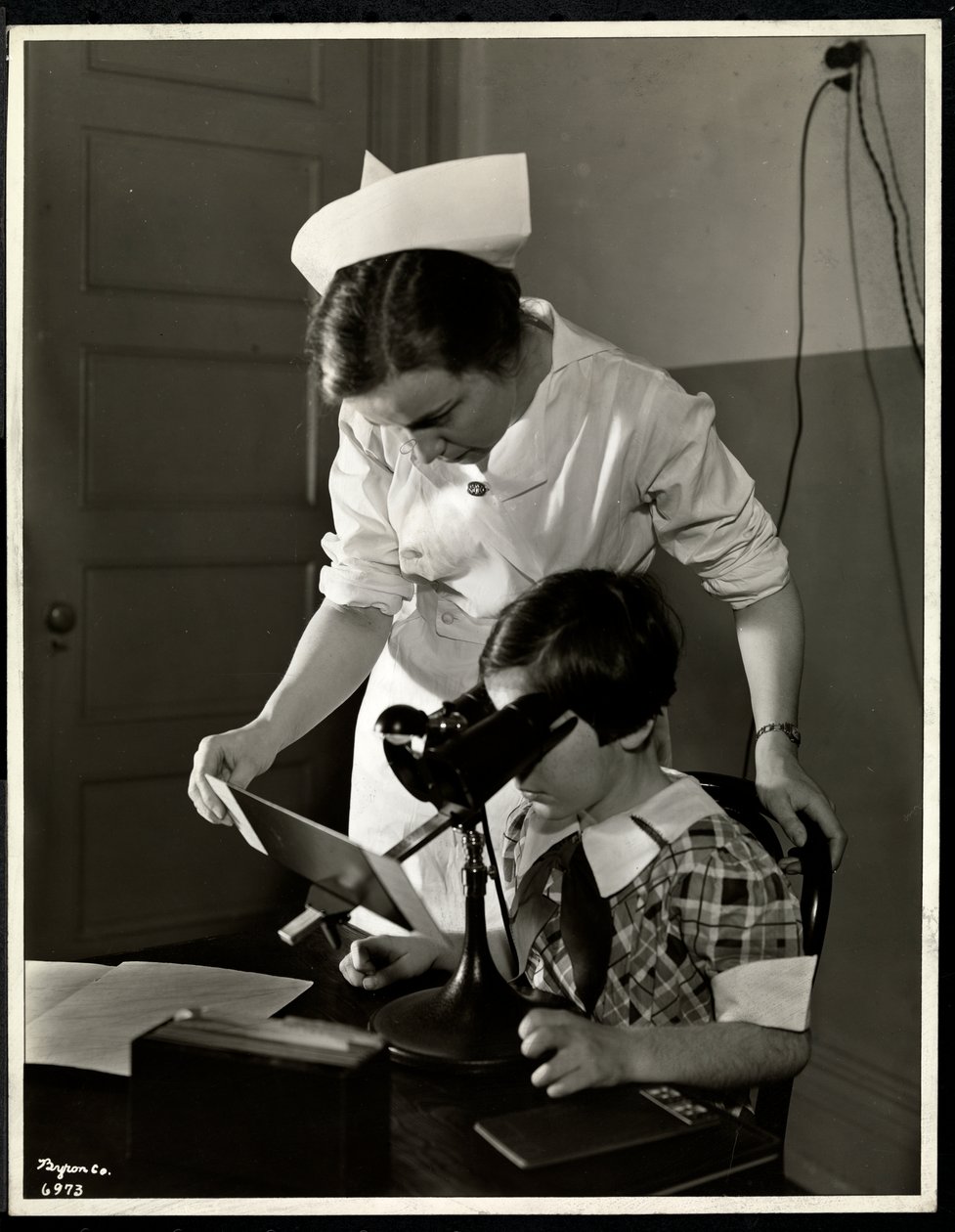 Sygeplejerske og en synshæmmet pige på klinikken i New York Association for the Blind, 114 East 60th Street, New York, 1934 (sølv gelatinetryk) af Byron Company
