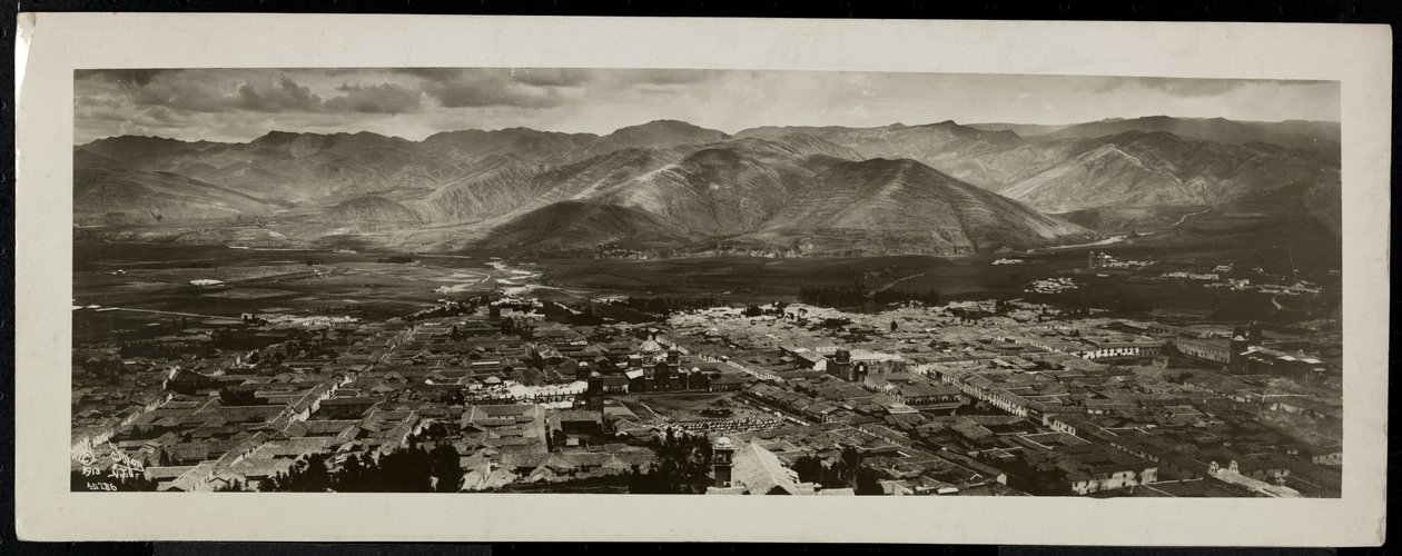 Panoramaudsigt fra oven over en by, formentlig på eller nær Panamakanalen med bjerge bagved, 1913 (sølvgelatindryk) af Byron Company