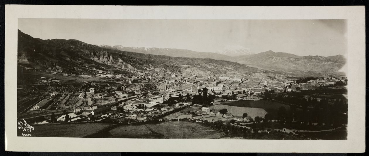 Panoramaudsigt fra oven over en by, formentlig på eller nær Panamakanalen, med snedækkede bjerge bagved, 1913 (sølvgelatineprint) af Byron Company